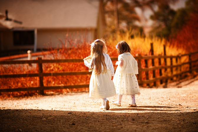 flower girls in the sun Give us a Goo Photography Weddingsonline image