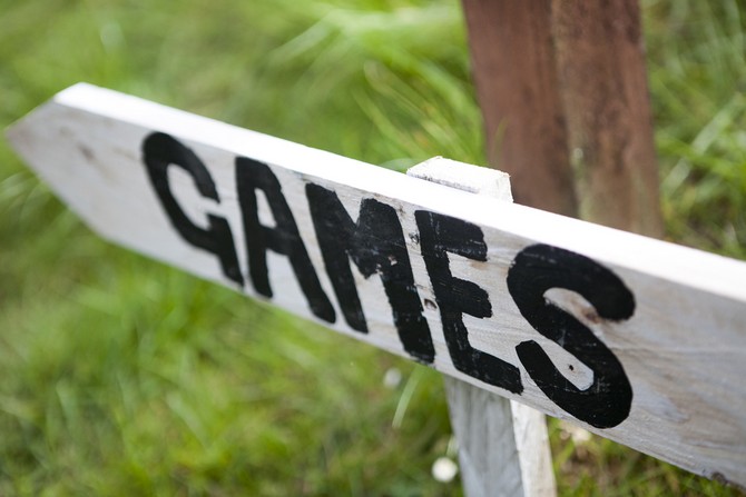 diy games sign wedding